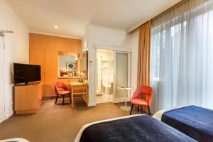TV a/nebo společenská místnost v ubytování BEST WESTERN PLUS Travel Inn