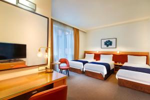 TV a/nebo společenská místnost v ubytování BEST WESTERN PLUS Travel Inn