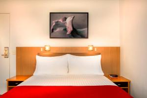 Postel nebo postele na pokoji v ubytování BEST WESTERN PLUS Travel Inn