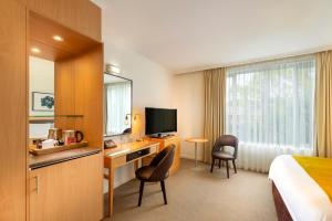 TV a/nebo společenská místnost v ubytování BEST WESTERN PLUS Travel Inn