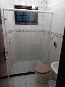 ein Badezimmer mit Dusche, Toilette und Waschbecken in der Unterkunft Casa Temporada Rio das Ostras in Rio das Ostras + 4 Fotos