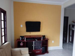 Televízia a/alebo spoločenská miestnosť v ubytovaní Casa Temporada Rio das Ostras