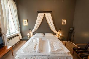 Una cama o camas en una habitación de Grand Hotel Hønefoss