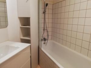 伯澤維爾的住宿－EFFET MER，带浴缸和盥洗盆的浴室