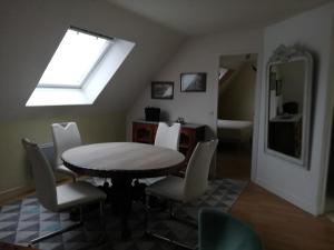 d'une salle à manger avec une table, des chaises et une fenêtre. dans l'établissement EFFET MER, à Beuzeville