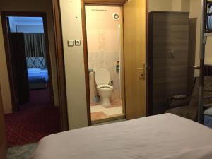 Kylpyhuone majoituspaikassa Paris Hotel