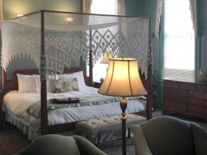 Un pat sau paturi într-o cameră la Chambery Inn