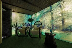 Pokój z krzesłami i obrazem na ścianie w obiekcie GÓRALSKA VILLA APARTAMENTY Z JACUZZI & HOME SPA & Zakopane w Poroninie