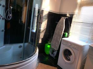 Una lavadora con una patineta colgada en la pared en Excellent Location ★ Lovely Studio In Tbilisi ★, en Tiflis