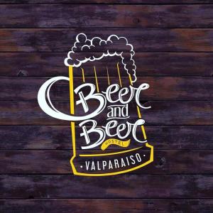 una señal de cerveza y varniashibition de cerveza en BEER&BEER, en Valparaíso