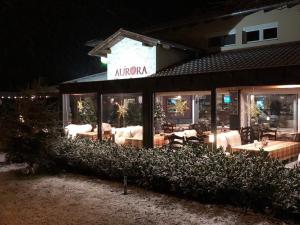 A restaurant or other place to eat at Aurora Panzió
