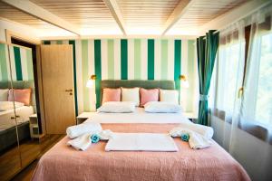 a bedroom with a bed with towels on it at Villa Spitaki in Nikiana