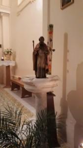 a statue of a man sitting on a table in a room at Emidio House in Termini