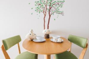 une table avec un arbre et trois hiboux dans l'établissement FORESTAY Shinsaibashi, à Osaka