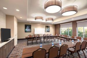 uma sala de conferências com uma mesa longa e cadeiras em La Quinta by Wyndham Clovis CA em Clovis