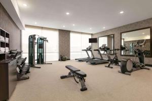 Фитнес център и/или фитнес съоражения в La Quinta Inn & Suites by Wyndham College Station North