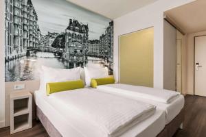 Postel nebo postele na pokoji v ubytování Super 8 by Wyndham Hamburg Mitte