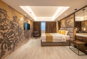 Habitación de hotel con cama y lavabo en Almond Business Hotel, en Nicosia