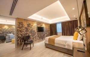 ein Hotelzimmer mit einem Bett und einem TV in der Unterkunft Almond Business Hotel in Nikosia