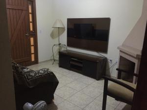 En TV eller et underholdningssystem på Apartamento amplo 300m da praia