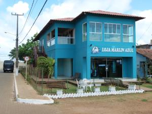 een blauw gebouw aan de straatkant bij Pousada Marlin Azul in Fernando de Noronha