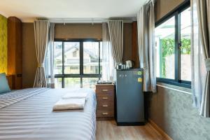 Postel nebo postele na pokoji v ubytování Tepbunthom Hostel