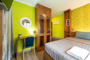 Postel nebo postele na pokoji v ubytování Tepbunthom Hostel
