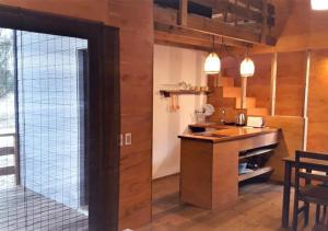 uma cozinha com um lavatório e um balcão num quarto em El cabañon del cuervo em Punta Del Diablo