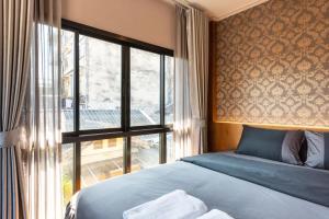 Postel nebo postele na pokoji v ubytování Tepbunthom Hostel