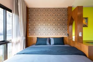 Postel nebo postele na pokoji v ubytování Tepbunthom Hostel