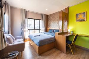Postel nebo postele na pokoji v ubytování Tepbunthom Hostel