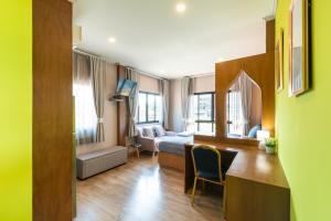 Postel nebo postele na pokoji v ubytování Tepbunthom Hostel