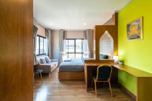 Postel nebo postele na pokoji v ubytování Tepbunthom Hostel