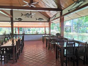Reštaurácia alebo iné gastronomické zariadenie v ubytovaní Tuna Resort