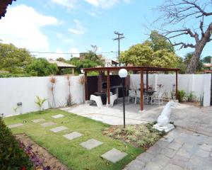 ogród z altaną i patio w obiekcie Ampla casa de 3 quartos com piscina w mieście Porto de Galinhas