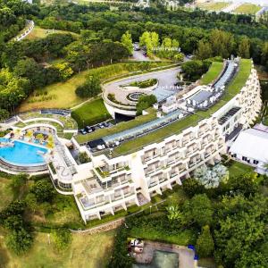 una vista aérea de un complejo con piscina en PULSE GRANDE Hotel Putrajaya, en Putrajaya