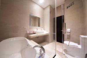 A bathroom at LI-GIN Motel