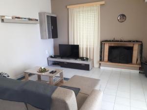 En tv och/eller ett underhållningssystem på Galini Apartments