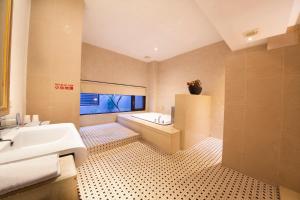 A bed or beds in a room at LI-GIN Motel