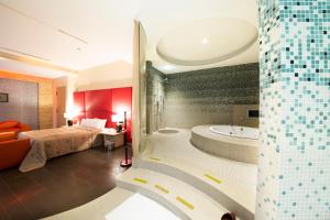 A bed or beds in a room at LI-GIN Motel