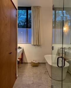 y baño con ducha, bañera y lavamanos. en Casa Tuna, en Ciudad de México