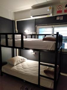 מיטה או מיטות קומותיים בחדר ב-Bedcabin