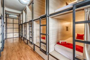 Cette chambre comprend 4 lits superposés. dans l'établissement RedDoorz Hostel near Stadion Mandala Krida Yogya, à Yogyakarta