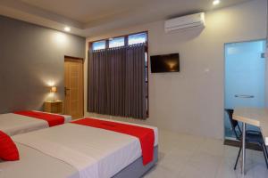 Cama ou camas em um quarto em RedDoorz Syariah @ Jalan Sultan Agung Tegal