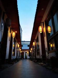 ein leerer Flur eines Gebäudes mit eingeschaltetem Licht in der Unterkunft Zhangjiajie Tingyutang Little Yard in Zhangjiajie