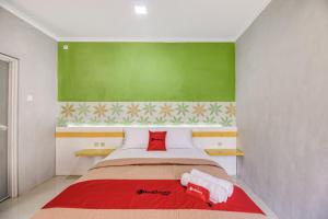 Ліжко або ліжка в номері RedDoorz near Malioboro Tugu Station Jogja 2