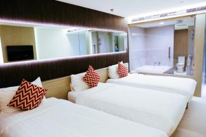 A bed or beds in a room at Inhouse Hotel Yehliu