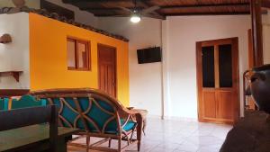 グラナダにあるCasa Calalaのテーブルと椅子、ドアが備わる部屋