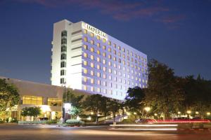 un hotel con un edificio iluminado por la noche en The Imperial Hotel & Convention Centre Korat en Nakhon Ratchasima