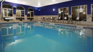 basen z niebieską wodą w budynku w obiekcie Holiday Inn Express and Suites Allentown West, an IHG Hotel w mieście Allentown